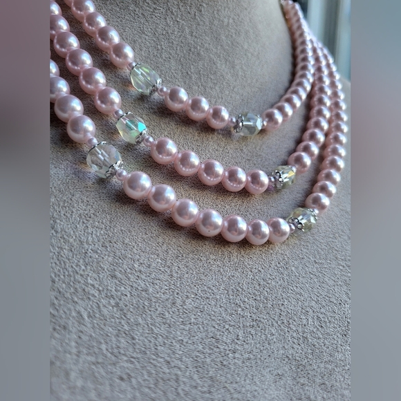 Pink Pearl tripple stranded necklace with Aoroa Borealis accents - Picture 2 of 6